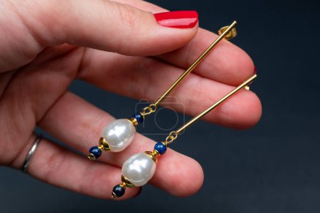Foto de Pendientes de joyería de mano para mujer con perlas blancas y azules - Imagen libre de derechos