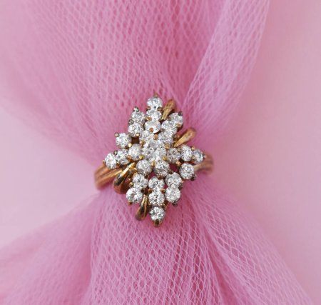 Téléchargez les photos : Bijoux bague sur fond de tissu rose gros plan macro photographie - en image libre de droit