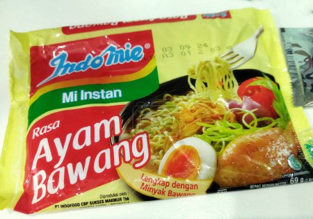 Téléchargez les photos : Jakarta, 22 janvier 2024 : Un paquet d'Indomie Ayam Bawang ou saveur de poulet à l'oignon - en image libre de droit