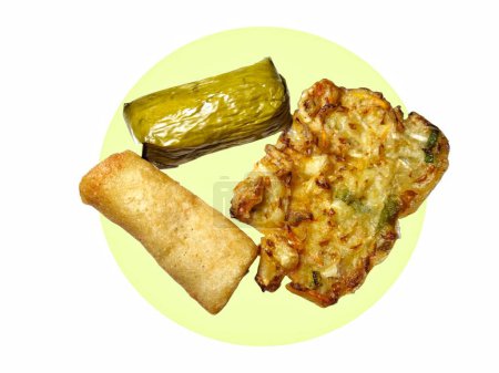 Drei Snacks für das Fastenbrechen in Ramadhan, bestehend aus Risotto, Gemüsefritter und Reiskuchen mit Kartoffel- und Karottenfüllung isoliert 
