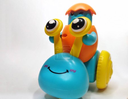 Plastikspielzeug einer Schnecke mit Rädern zum Spielen für Kleinkinder