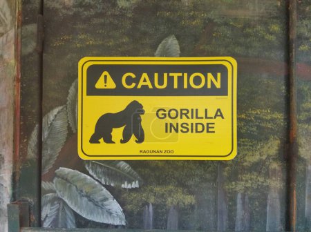 Téléchargez les photos : Jakarta, 30 Mars, 2024 : Panneau d'avertissement indiquant gorrilla à l'intérieur au zoo de Ragunan, Jakarta - en image libre de droit