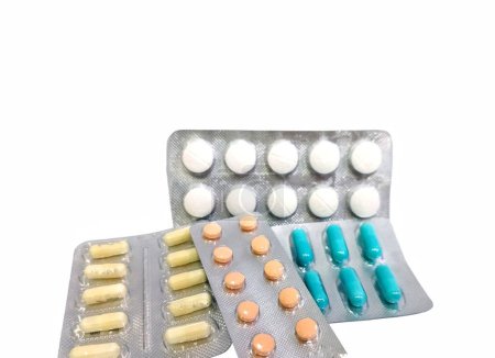 Bunte Tabletten und Kapselstreifen von Medikamenten, isoliert auf weißem Hintergrund