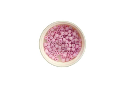 Petites perles rose clair sur bol, isolées sur fond blanc