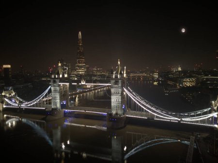 Téléchargez les photos : Vue aérienne du Tower Bridge de Londres la nuit avec la cathédrale Saint-Paul et panorama de la ville de Londres - en image libre de droit