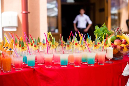 Bunte Cocktails stehen auf einer Bar
