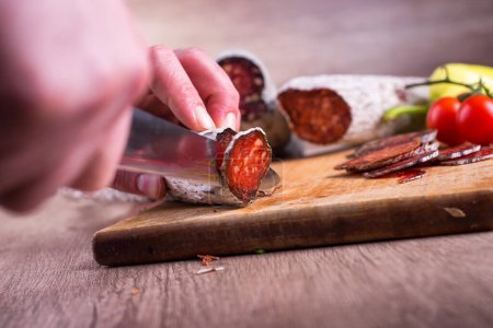 Téléchargez les photos : L'homme coupe des saucisses - en image libre de droit