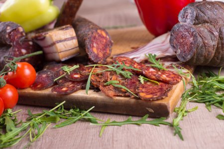 Téléchargez les photos : Charcuterie de viande fumée sur un plateau en bois - en image libre de droit