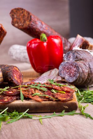Téléchargez les photos : Viande fumée et tomates cerises - en image libre de droit