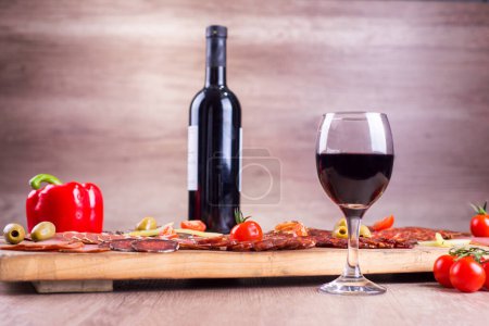 Téléchargez les photos : Vins et aliments, viandes fumées, légumes et vins rouges - en image libre de droit