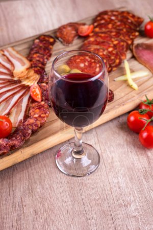 Téléchargez les photos : Vins et aliments, viandes fumées, légumes et vins rouges - en image libre de droit