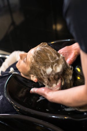 Foto de Lavado de pelo de chicas rubias, vista superior - Imagen libre de derechos