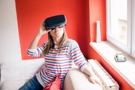 Uso de googles VR en casa, en la sala de estar