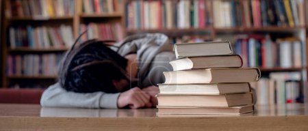 College student schlafen in bibliothek, beschnittenes bild.