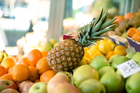 Téléchargez les photos : Ananas, citron, pomme verte et rouge, kiwi, mandarine, orange et bananes au marché fermier. - en image libre de droit
