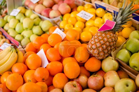 Téléchargez les photos : Divers fruits frais à vendre. - en image libre de droit