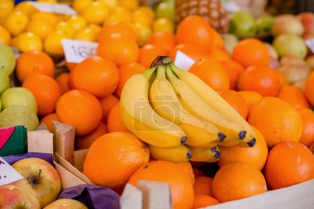Téléchargez les photos : Marché aux fruits frais, gros plan de bananes et d'orange. - en image libre de droit