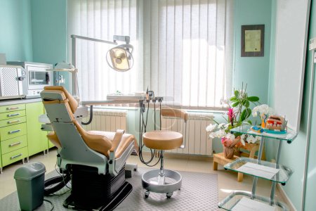 Bureau de dentiste avec chaise agréable et confortable au centre