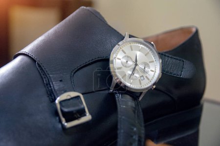 Reloj de pulsera de estilo antiguo en un zapato