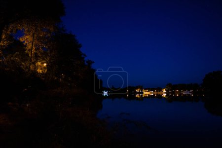Noche en el lago con algunas reflexiones