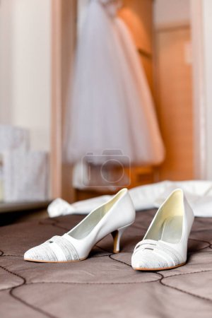 Les actifs de préparation des mariées dans une chambre