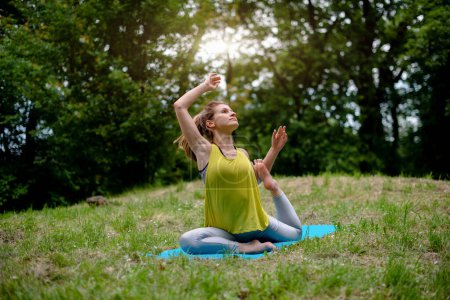 Téléchargez les photos : Exercice de yoga dans la nature - en image libre de droit