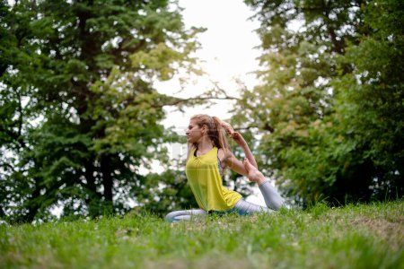 Téléchargez les photos : Exercice de yoga dans la nature - en image libre de droit