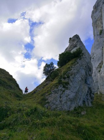 Mujeres de senderismo en los Alpes suizos, Appenzellerland, Bogartenluecke, Alpstein, silouhette con bastones de senderismo y gorra. Foto de alta calidad