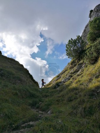 Mujeres de senderismo en los Alpes suizos, Appenzellerland, Bogartenluecke, Alpstein, silouhette con bastones de senderismo y gorra. Foto de alta calidad