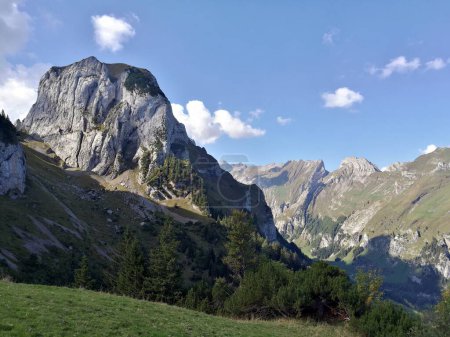 Vue sur la montagne dans les Alpes suisses, Alpstein, Suisse, Randonnée pédestre, nuages et ciel bleu. Photo de haute qualité