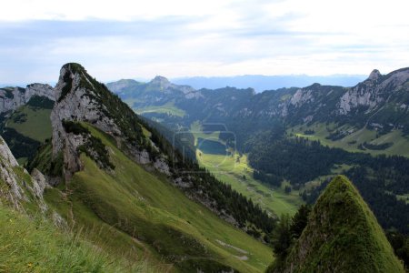 Vista desde Marwees en Samtisersee o Saemtisersee en la región montañosa Alpstein Appenzellerland Suiza. Foto de alta calidad