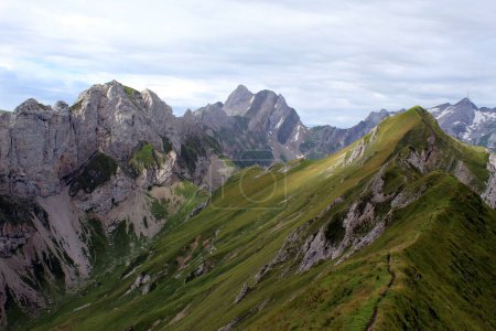Photo d'Alpstein avec nuages et ombre sur les montagnes, Suisse, saison de randonnée. Photo de haute qualité