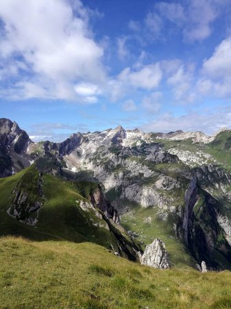 Dramatisches Foto von Alpstein mit Wolken und Schatten auf den Bergen, Schweiz, Wandersaison. Hochwertiges Foto