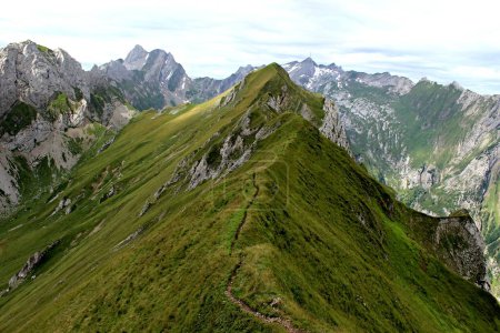Dramatisches Foto des Alpstein-Wanderweges mit Wolken und Schatten auf den Bergen, Schweiz, Wandersaison. Hochwertiges Foto