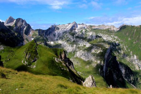Téléchargez les photos : Photo dramatique d'Alpstein avec nuages et ombre sur les montagnes, Suisse, saison de randonnée. Photo de haute qualité - en image libre de droit