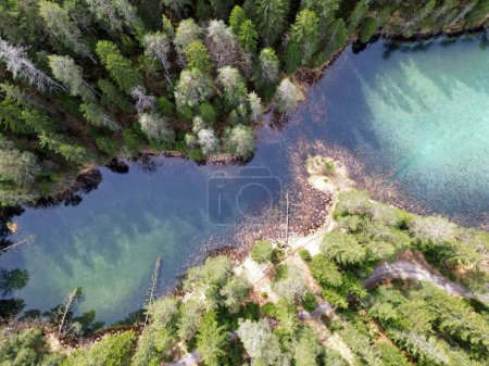 Magischer Mittersee Deutschland Top Down Droneshot mit grünem Türkiswasser. Hochwertiges Foto