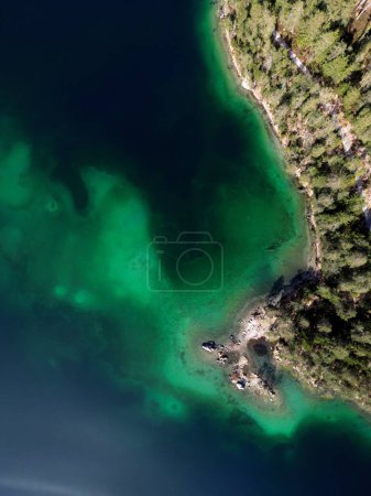 Droneshot aéreo de arriba hacia abajo del lago Blindsee en Alemania Austria Tirol Turquoise Green Water Forest. Foto de alta calidad