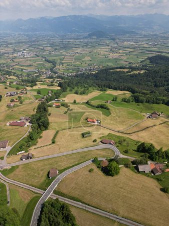 Foto de Paisaje aéreo Vista sobre Rheintal Stoss Street Mountain Pass Suiza Appenzellerland. Imágenes de alta calidad 4k - Imagen libre de derechos