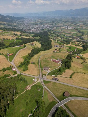Foto de Paisaje aéreo Vista sobre Rheintal Stoss Street Mountain Pass Suiza Appenzellerland. Imágenes de alta calidad 4k - Imagen libre de derechos