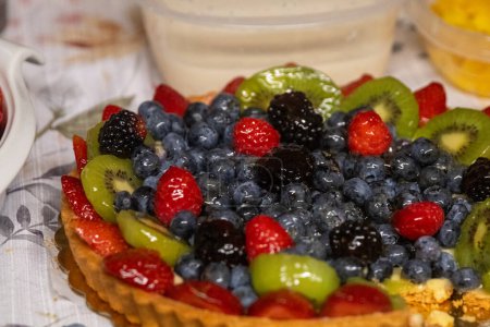 Foto de Tarta grande de frutas para una fiesta - Imagen libre de derechos