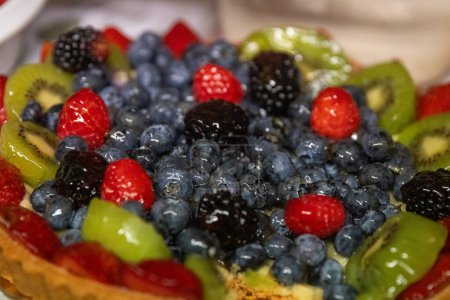 Foto de Tarta grande de frutas con frutas mixtas - Imagen libre de derechos