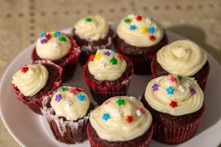 Foto de Exhibición de cupcakes plateados para una fiesta - Imagen libre de derechos