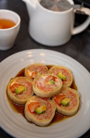 Téléchargez les photos : Rouleau de fruits de mer au concombre avec sauce ponzu - en image libre de droit