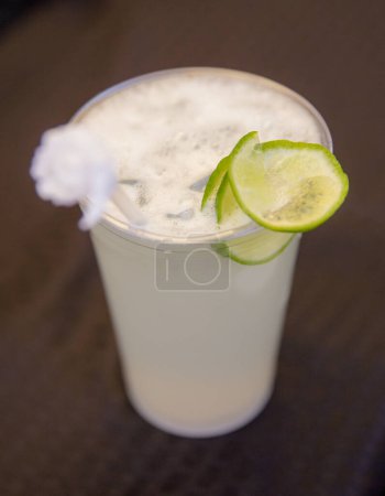 Téléchargez les photos : Margarita dans une tasse en plastique garnie d'une chaux - en image libre de droit