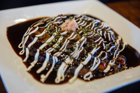 Foto de Chef hizo Okonomiyaki una pizza japonesa - Imagen libre de derechos