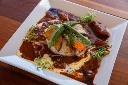 Foto de Curry rojo rociado con plato de curry blanco - Imagen libre de derechos