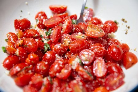 Téléchargez les photos : Bol de tomates cerises au parmesan et basilic - en image libre de droit