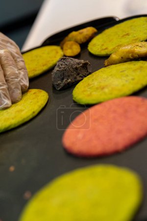 Foto de Cocinar Vegan Arepas en la parrilla plana - Imagen libre de derechos