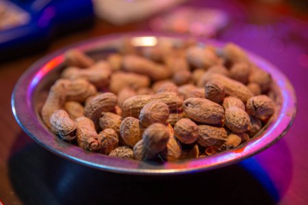 Téléchargez les photos : Bol de cacahuètes sur un dessus de bar - en image libre de droit