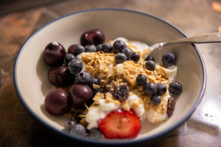 Foto de Yogur con granola y frutas para el desayuno - Imagen libre de derechos